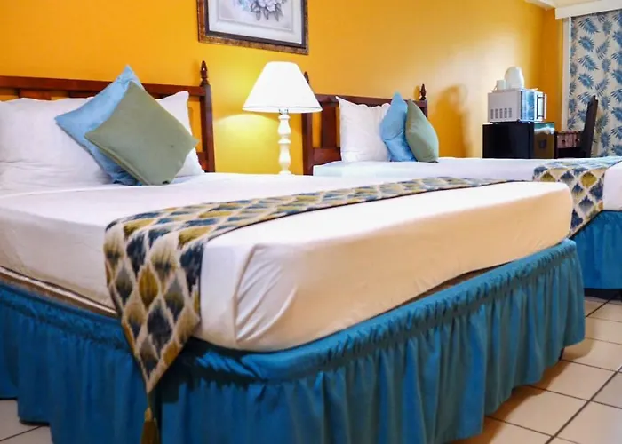 Pineapple Court Hotel 2*