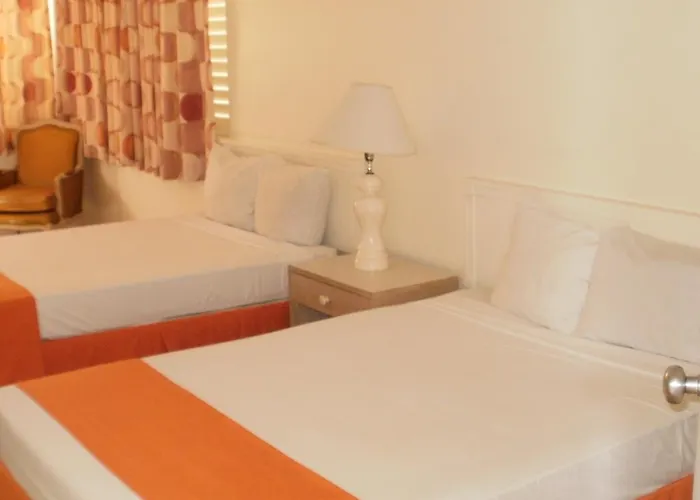 Hotel Pineapple Court 2*