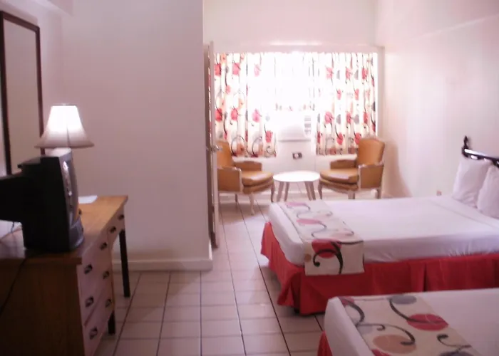 Pineapple Court Hotel 2*