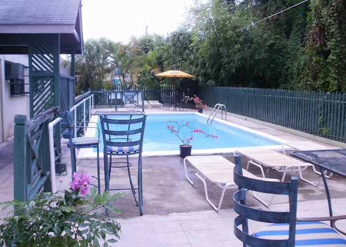 Hotel Pineapple Court