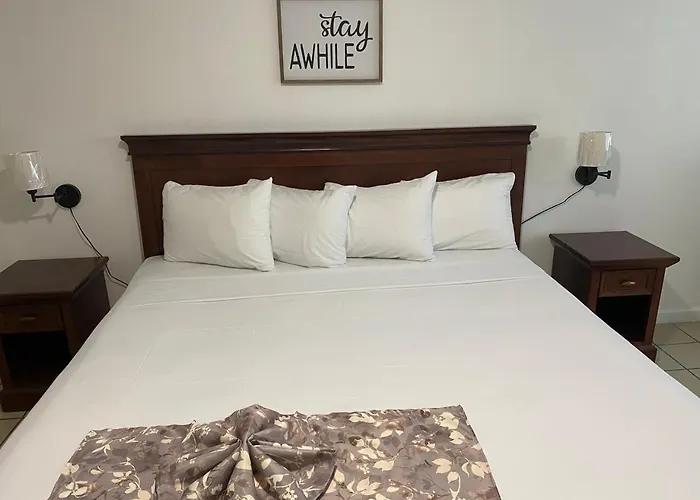 Pineapple Court Hotel 2*