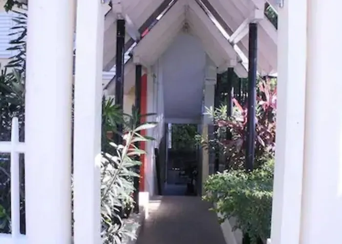 Hotel Pineapple Court 2*