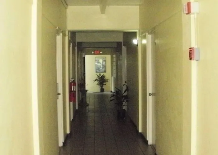 Hotel Pineapple Court 2*
