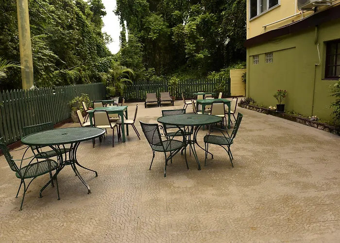 Hotel Pineapple Court 2*