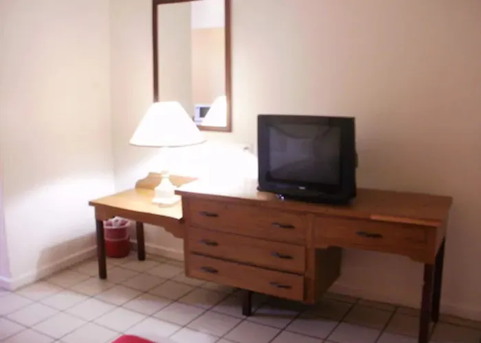 Pineapple Court Hotel 2*
