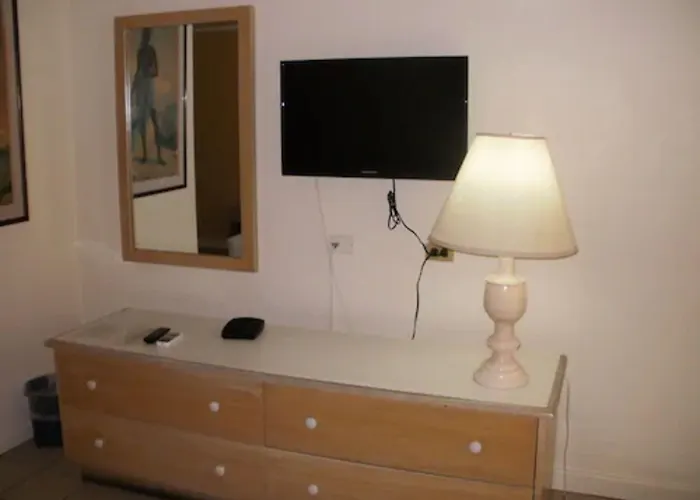 Pineapple Court Hotel 2*