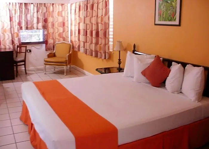 Hotel Pineapple Court 2*