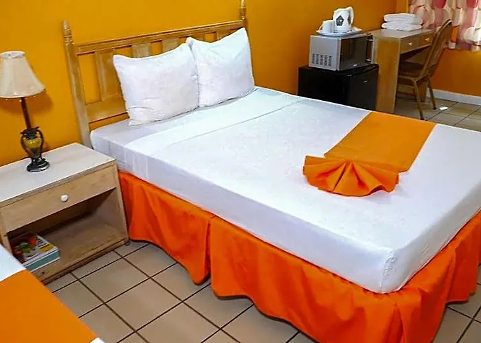 Hotel Pineapple Court 2*