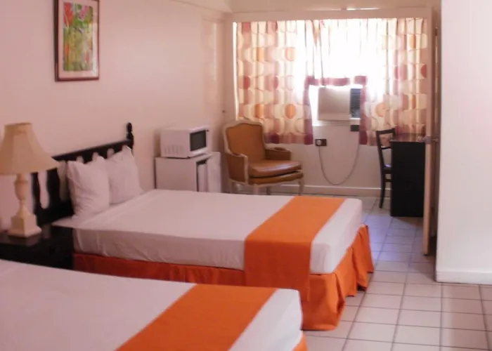 Pineapple Court Hotel 2*