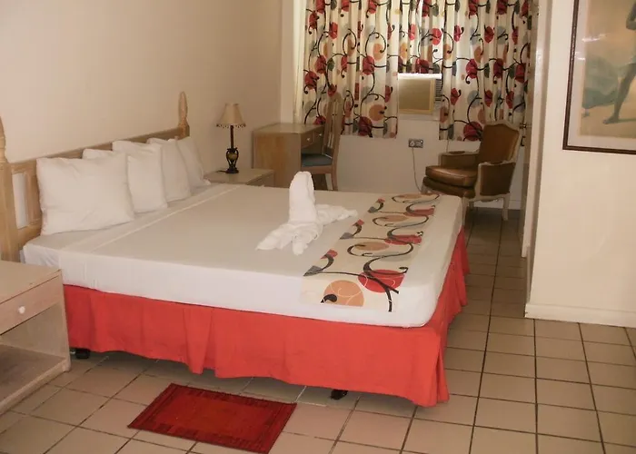 Pineapple Court Hotel 2*