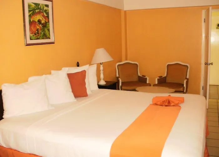 Pineapple Court Hotel 2*