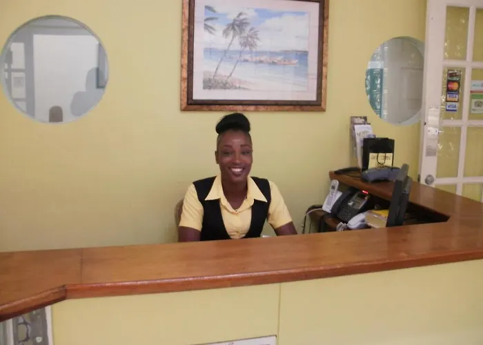 Hotel Pineapple Court 2*