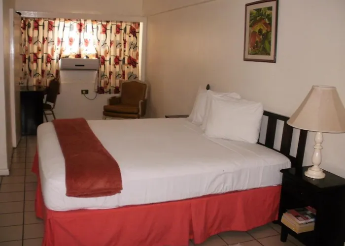 Pineapple Court Hotel 2*