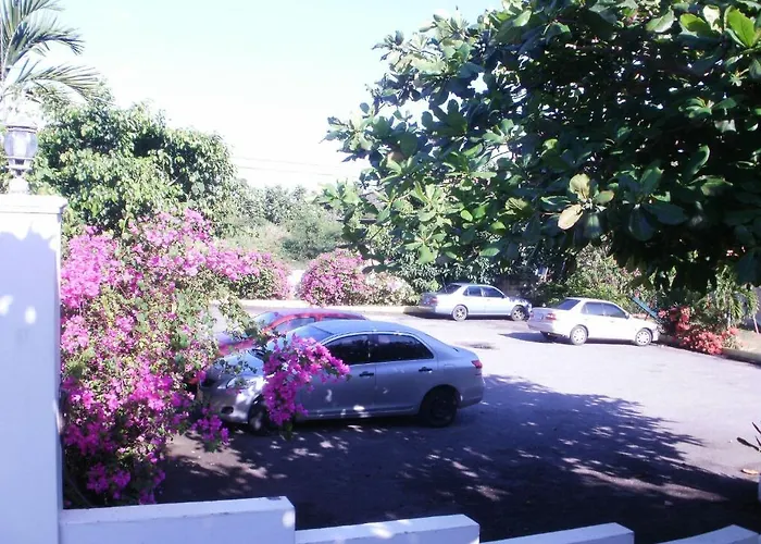 Pineapple Court Hotel