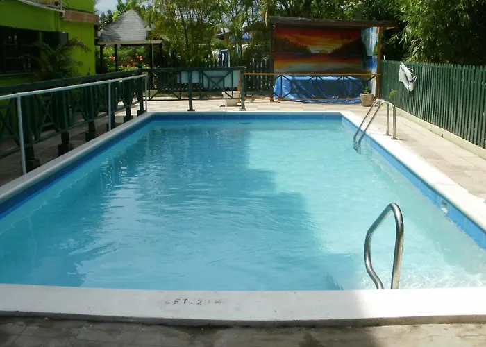 Hotel Pineapple Court 2*