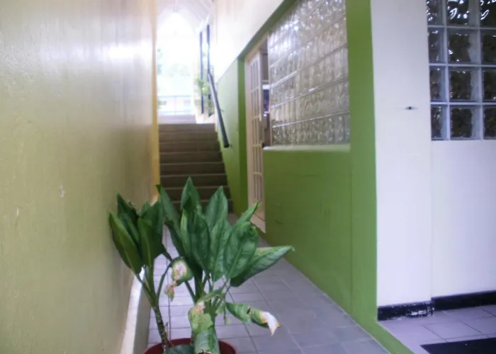 Hotel Pineapple Court 2*