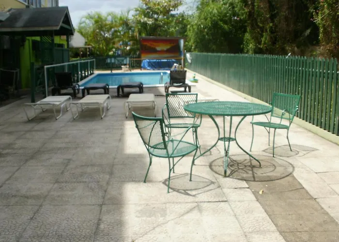 Hotel Pineapple Court 2*
